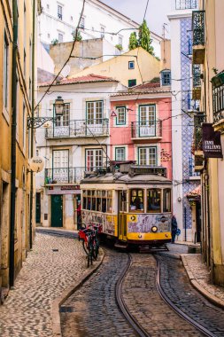 Sarı Tramvay Lizbon Caddesi boyunca sürüyor.