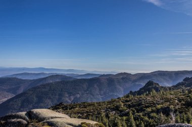 Ağır mavi gökyüzünün altındaki dağ manzarası