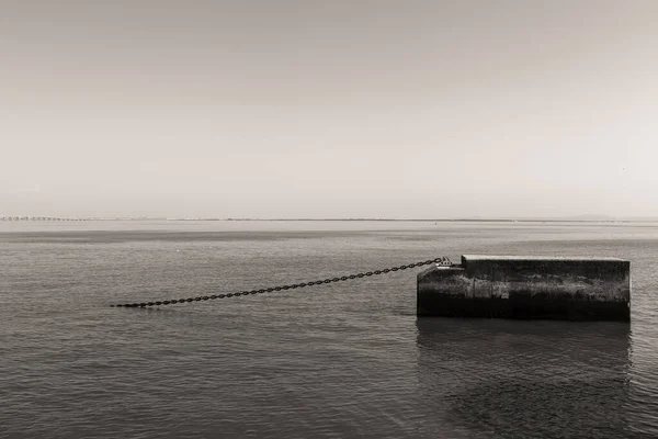 Pietra Acqua Con Catena — Foto Stock