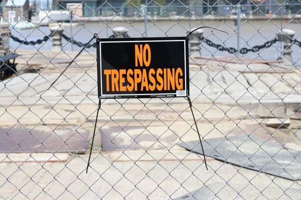 Cleveland Ohio May 2020No Trespassing Sign Posted Fence Warn Area — Stock Photo, Image