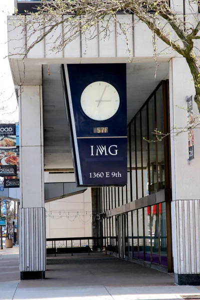 Cleveland Ohio May 2020The Img Center Clock Sits Modernist Styled — Stock Photo, Image