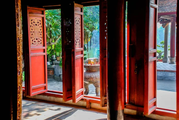 Через Червоні Дерев Яні Двері Храму Літератури Ханой — стокове фото