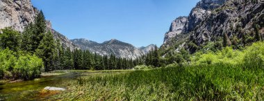 Kings Canyon Ulusal Parkı Kaliforniya 'daki Zumwalt Meadow' un panoramik manzarası