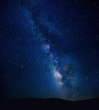 Ölüm Vadisi Ulusal Parkı 'ndaki Zabriskie Point' ten Samanyolu 'nun çarpıcı gece görüntüsü.