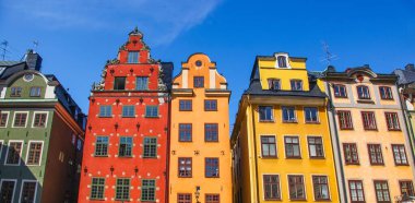 Stockholm 'deki Old Town Gamla Stan' in ikonik kırmızı, yeşil ve sarı tarihi binaları.