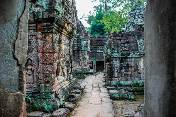 Uitzicht Angkor Wat Tempels Markeren Ingewikkelde Houtsnijwerk Tempelmuren — Stockfoto