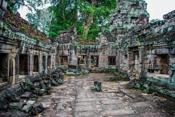 Met Mos Bedekte Tempelmuren Ramen Houtsnijwerk Van Angkor Wat — Stockfoto