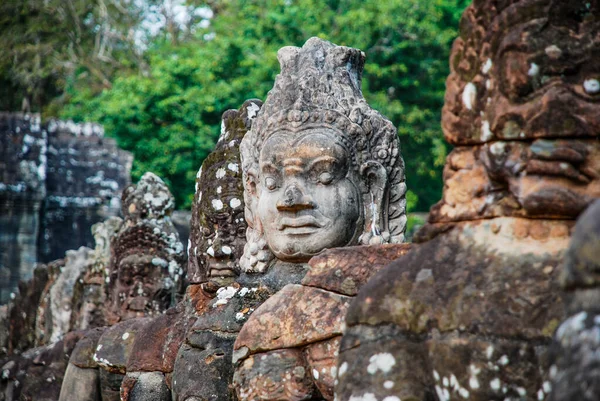 Intricately Gebeeldhouwde Hoofden Tempels Van Angkor Wat — Stockfoto