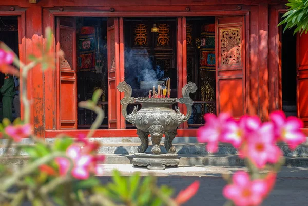 Vista Del Bruciatore Incenso Gigante Porte Legno Rosso Del Tempio — Foto Stock