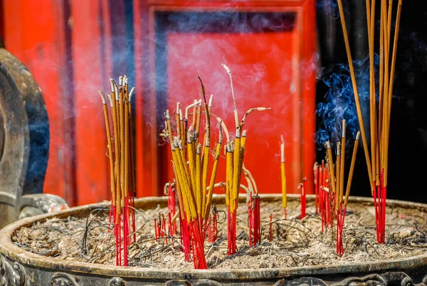 Gros Plan Sur Les Offrandes Encens Devant Temple Littérature Hanoi — Photo