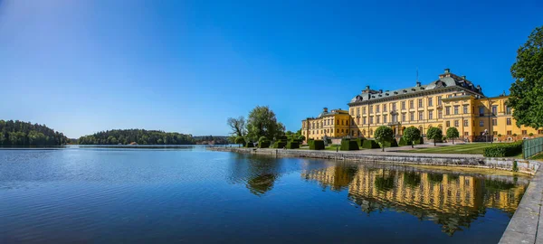 Stockholm Drottningholm Palota Tükröződik Vizén — Stock Fotó