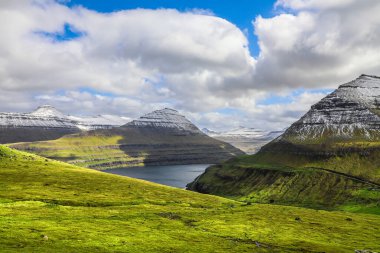 Funningur Faroe Adaları üzerindeki çarpıcı dağ ve deniz manzarası