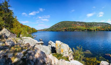 Acadia Ulusal Parkı 'ndaki su, kayalar ve sonbahar renklerinin görüntüsü