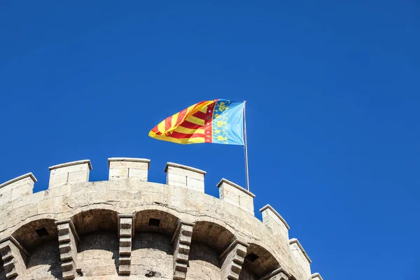 Bandera Valencia Ondeando Viento Torre Ciudad — Foto de Stock