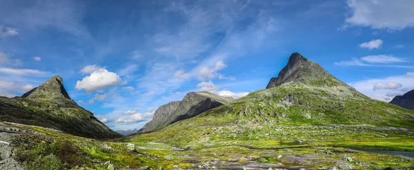 Ορειχάλκινες Πέτρινες Κορυφές Και Καταπράσινο Τοπίο Της Alnesvatnet Νορβηγίας — Φωτογραφία Αρχείου