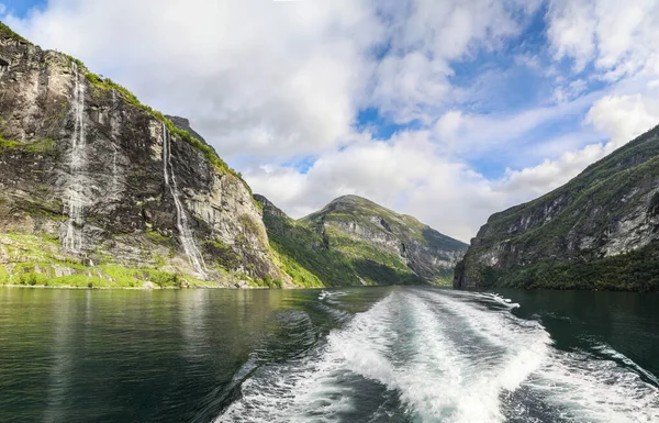 Utsikt Över Seven Sisters Vattenfall Faller Ner Geiranger Fjorden — Stockfoto