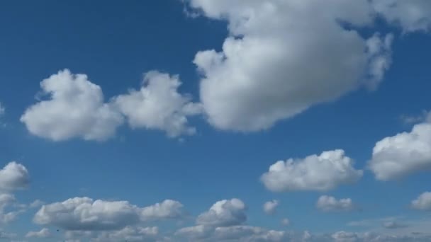 Köydeki gökyüzündeki bulutların zamanı. — Stok video