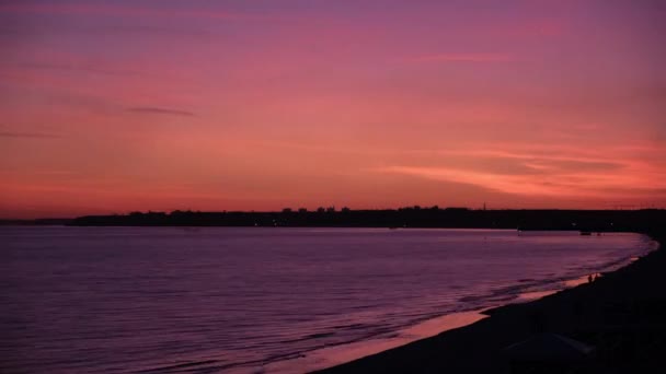Včasný krásný červený západ slunce v blízkosti moře na pláži — Stock video