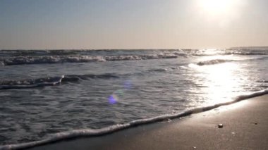 Güneşin altındaki deniz dalgalarının yavaşlaması