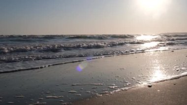 Güneşin altındaki deniz dalgalarının yavaşlaması