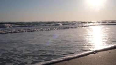 Güneşin altındaki deniz dalgalarının yavaşlaması