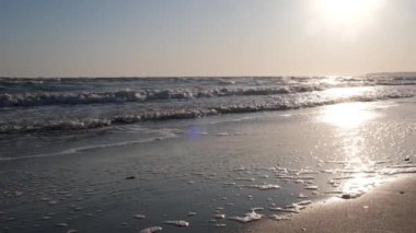 Güneşin altındaki deniz dalgalarının yavaşlaması