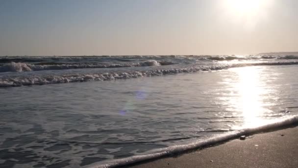 Lentitud de las olas del mar bajo el sol — Vídeo de stock