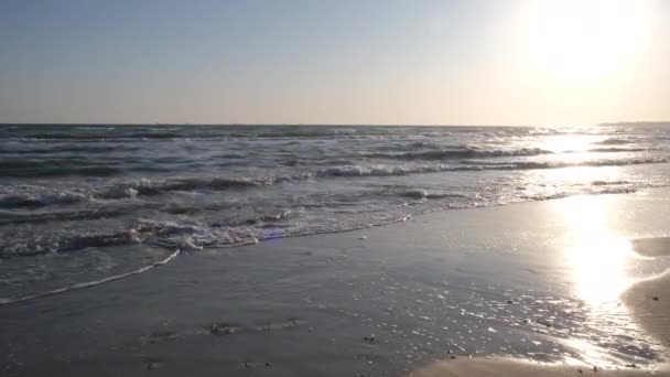 Ondas oceánicas durante la puesta del sol — Vídeos de Stock