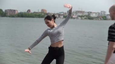 Birbirine aşık çift gölde dans edip dans ediyorlar.