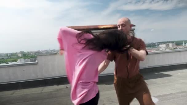 Couple amoureux danse zouk sensuel sur le toit de l'immeuble sous la lumière du soleil — Video