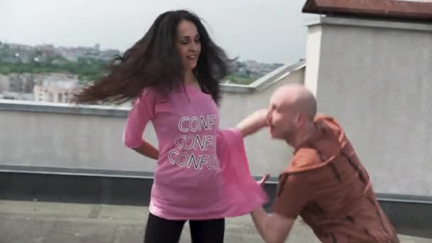 Coppia innamorata danza sensuale zouk sul tetto dell'edificio sotto la luce del sole — Video Stock