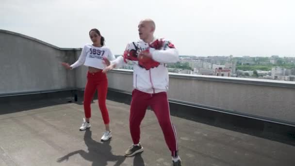 Couple dances separate latina salsa footwork, autentic, rumba cubana on the roof — Stock Video