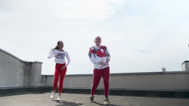 Pár tánc külön latin salsa lábmunka, autentikus, rumba kubana a tetőn — Stock videók