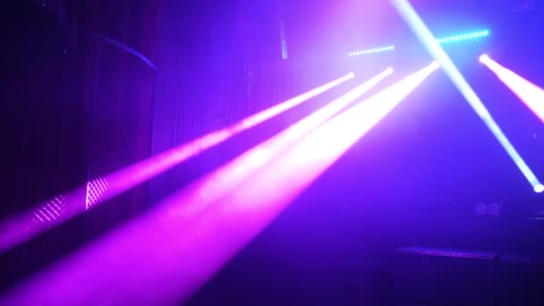 Ροζ ακτίνες του φωτός στο νυχτερινό κέντρο άδειο πίστα στατική ευρεία γωνία — Αρχείο Βίντεο