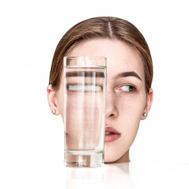 Bardakta su içen bir kızın yansıması. Su ile alışılmadık bir fotoğraf..