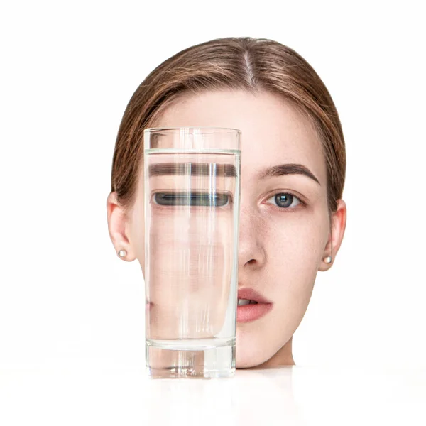 Відображення Дівчини Склянці Водою Незвичайне Фото Водою — стокове фото