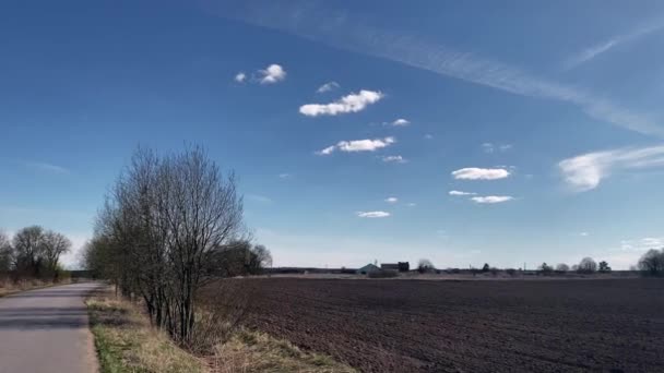 Pole Orkowe Przygotowane Siewu Obok Krętej Drogi Tła Niskich Krzewów — Wideo stockowe