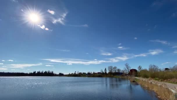 Panoramisch Uitzicht Het Blauwe Heldere Meer Zijn Kleine Wolken Heldere — Stockvideo