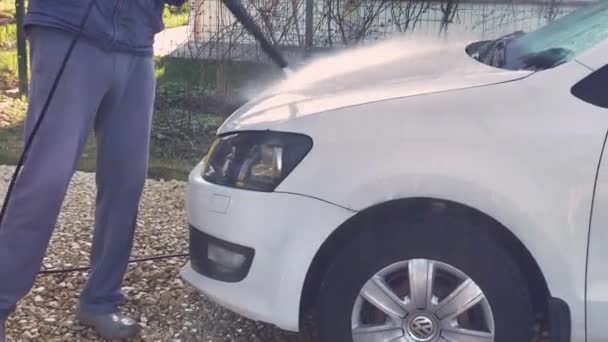 Чоловік Робочому Одязі Миє Капот Автомобіля Водою Під Тиском — стокове відео