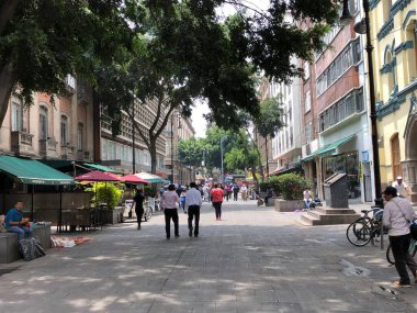 Meksika sokaklarında yaşayan insanlar.