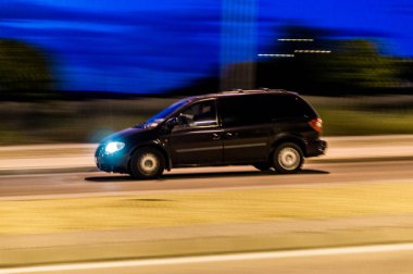 Minivan yolda.