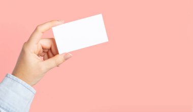 Kesilmiş, boş menü, indirim kartı, pembe güzellik geçmişi olan kadın elleri. Tasarım şablonu. Marka modelleme şablonu.