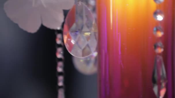 Cristal Con Muchas Facetas Cuelga Sobre Telón Fondo Decoraciones Flores — Vídeo de stock