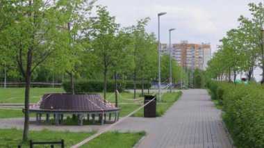 Moskova / Rusya - 14 Mayıs 2020: Yemek paketleri olan bir adam koronavirüs salgını sırasında özel bantla kapatılmış bir parktan geçiyor