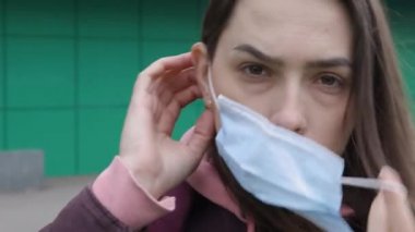 Beyaz kız, Coronavirus salgını sırasında yüzüne koruyucu bir maske takıyor.