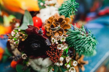 Kırsal bir bukette iki alyans. Gelin ve damadın halkaları yakın plan.