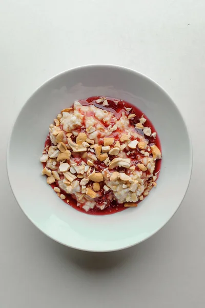 Mingau Cereal Com Engarrafamento Nozes Uma Chapa Branca Fundo Branco — Fotografia de Stock