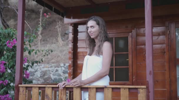 Lächelnde Junge Frau Steht Auf Der Terrasse Hält Und Schnuppert — Stockvideo