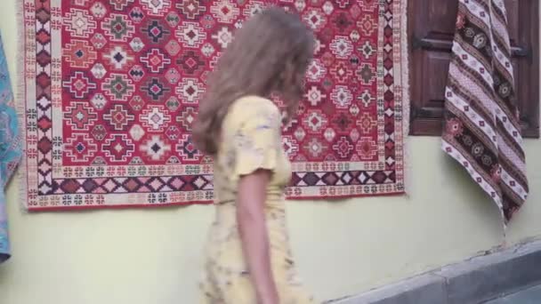 Flickan Går Längs Gatan Gamla Antalya Ung Kvinna Gul Klänning — Stockvideo