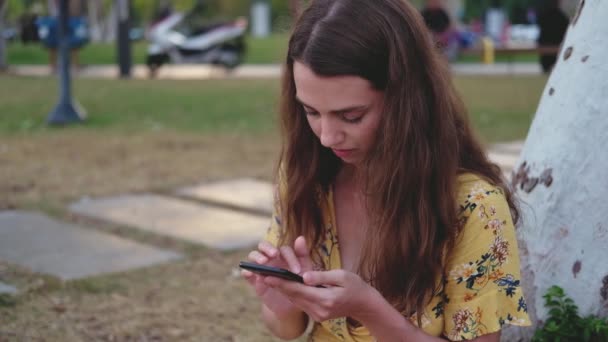 Młoda Opalona Kobieta Długimi Brązowymi Włosami Żółtej Sukience Używa Telefonu — Wideo stockowe